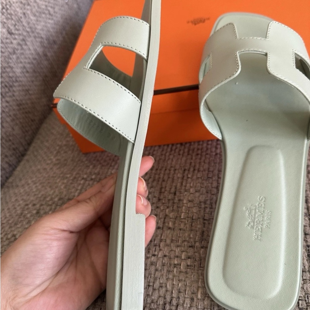NEW HERMÈS Vert D'eau Calfskin Oran Sandals - Picture 10 of 14